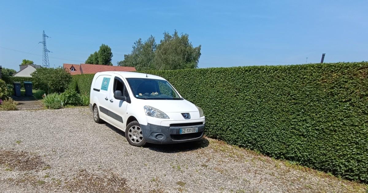 Chantier d'entretien de jardin réalisé par ANTOINE JARDIN SERVICES, paysagiste du réseau Factotum, près de Comines